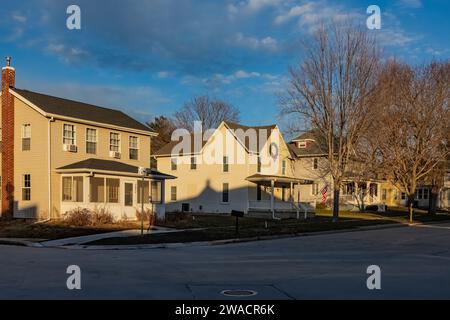 Ruhige Wohnstraße, an der der Lincoln Highway durch die Innenstadt von Lissabon, Iowa, USA führt [keine Veröffentlichung von Immobilien; nur redaktionelle Lizenzierung] Stockfoto