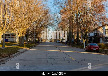 Ruhige Wohnstraße, an der der Lincoln Highway durch die Innenstadt von Lissabon, Iowa, USA führt [keine Veröffentlichung von Immobilien; nur redaktionelle Lizenzierung] Stockfoto