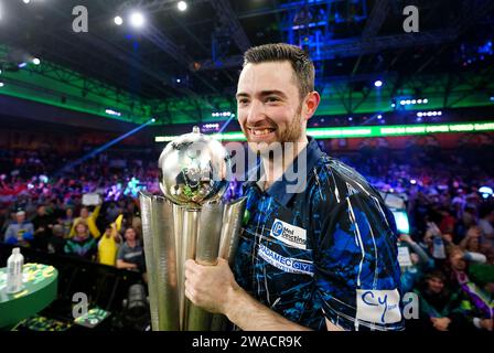 Luke Humphries feiert mit seiner Trophäe, nachdem er Luke Litttler im Finale der Paddy Power World Darts Championship im Alexandra Palace in London besiegt hat. Bilddatum: Mittwoch, 3. Januar 2024. Stockfoto