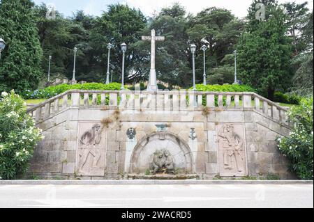 Brunnen im Park Monte del Castro, Park auf einem Hügel in Vigo, der größten Stadt der Region Galicien, im Norden Spaniens, mit selektivem Fokus Stockfoto