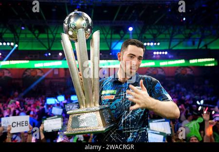 Luke Humphries feiert mit seiner Trophäe, nachdem er Luke Litttler im Finale der Paddy Power World Darts Championship im Alexandra Palace in London besiegt hat. Bilddatum: Mittwoch, 3. Januar 2024. Stockfoto