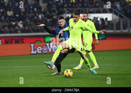 Bergamo, Italien. Januar 2024. Gianluca Scamacca (Atalanta BC) und Ruan tressoldi (US Sassuolo) in Aktion während des Spiels Atalanta BC gegen US Sassuolo, italienischer Fußball-Coppa Italia in Bergamo, Italien, 03. Januar 2024 Credit: Independent Photo Agency/Alamy Live News Stockfoto