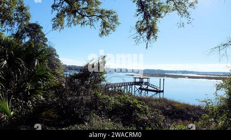 Blick vom Pritchard Pocket Park auf einen privaten Boot- und Angelpier auf dem May River in Bluffton, South Carolina. Stockfoto