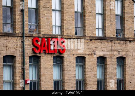 Salts Mill ehemalige viktorianische Textilmühle, erbaut von Titus Salt, heute Kunstgalerie, Einkaufszentrum und Restaurantkomplex in Saltaire, Bradford Stockfoto