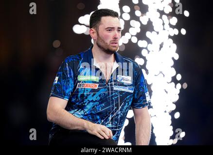 Luke Humphries Feiert Den Sieg Im Finale Der Paddy Power World Darts ...