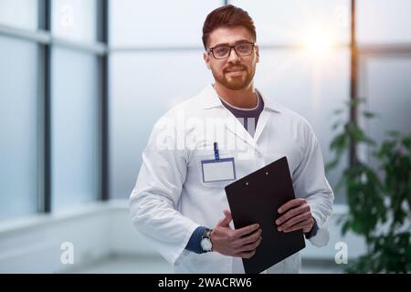 Erfahrener Arzt mit einem Ordner in den Händen Stockfoto