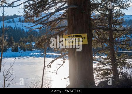 Caples Lake ist ein Stausee in der Nähe von Kirkwood an der State Route 88 in der Sierra Nevada von Kalifornien. Stockfoto