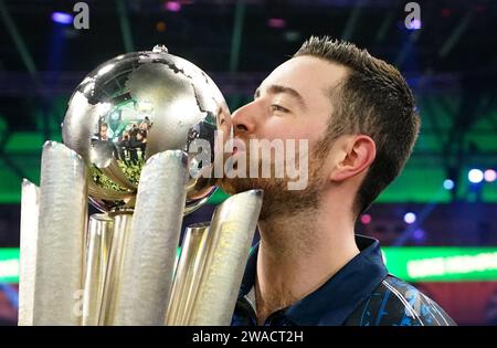 Luke Humphries feiert mit der Trophäe, nachdem er das Finale der Paddy Power World Darts Championship gegen Luke Litter im Alexandra Palace in London gewonnen hat. Bilddatum: Mittwoch, 3. Januar 2024. Stockfoto