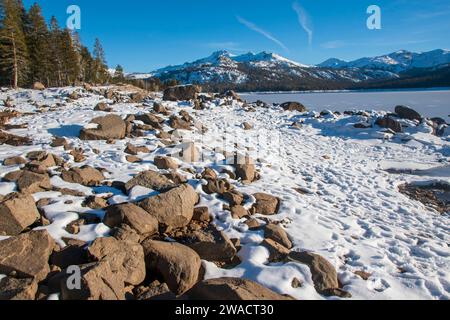 Caples Lake ist ein Stausee in der Nähe von Kirkwood an der State Route 88 in der Sierra Nevada von Kalifornien. Stockfoto