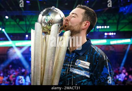 Luke Humphries feiert mit der Trophäe, nachdem er das Finale der Paddy Power World Darts Championship gegen Luke Litter im Alexandra Palace in London gewonnen hat. Bilddatum: Mittwoch, 3. Januar 2024. Stockfoto
