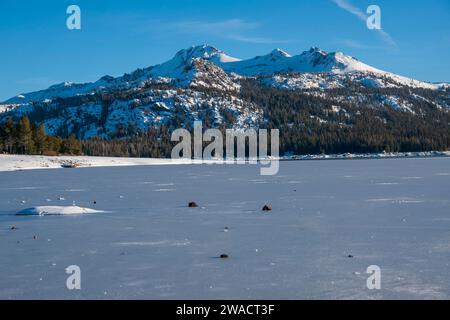 Caples Lake ist ein Stausee in der Nähe von Kirkwood an der State Route 88 in der Sierra Nevada von Kalifornien. Stockfoto