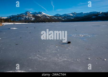 Caples Lake ist ein Stausee in der Nähe von Kirkwood an der State Route 88 in der Sierra Nevada von Kalifornien. Stockfoto