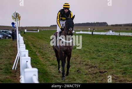 Wolf Walker und Jockey gewinnen an Silvester 2023 für Christopher Barber auf der Larkhill Racecourse, Wiltshire, Großbritannien. Stockfoto