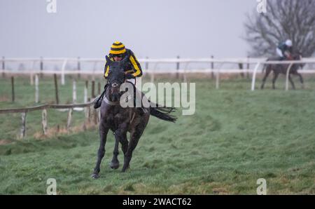 Wolf Walker und Jockey gewinnen an Silvester 2023 für Christopher Barber auf der Larkhill Racecourse, Wiltshire, Großbritannien. Stockfoto