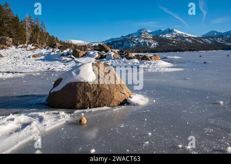 Caples Lake ist ein Stausee in der Nähe von Kirkwood an der State Route 88 in der Sierra Nevada von Kalifornien. Stockfoto