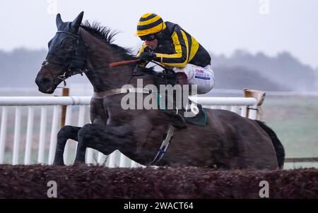 Wolf Walker und Jockey gewinnen an Silvester 2023 für Christopher Barber auf der Larkhill Racecourse, Wiltshire, Großbritannien. Stockfoto