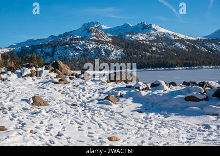 Caples Lake ist ein Stausee in der Nähe von Kirkwood an der State Route 88 in der Sierra Nevada von Kalifornien. Stockfoto