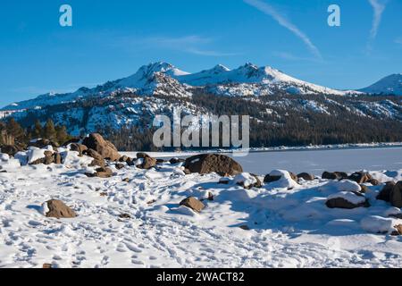 Caples Lake ist ein Stausee in der Nähe von Kirkwood an der State Route 88 in der Sierra Nevada von Kalifornien. Stockfoto