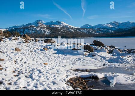 Caples Lake ist ein Stausee in der Nähe von Kirkwood an der State Route 88 in der Sierra Nevada von Kalifornien. Stockfoto