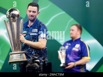 Luke Humphries feiert mit der Trophäe, nachdem er das Finale der Paddy Power World Darts Championship gegen Luke Litter im Alexandra Palace in London gewonnen hat. Bilddatum: Mittwoch, 3. Januar 2024. Stockfoto