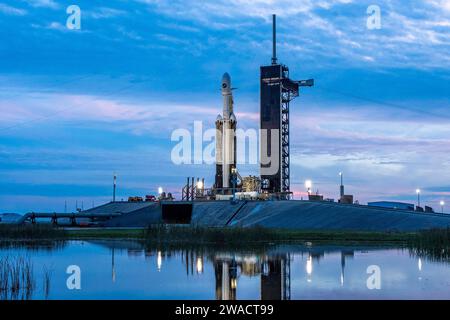 KSC, Florida, USA. Dezember 2023. Eine SpaceX Falcon Heavy Rakete wird vom Kennedy Space Center aus gestartet. Die Rakete trägt ein Orbitaltestfahrzeug der Space Force X-37B, das den siebten Raumflug für das X-37B-Programm und den ersten Start einer Falcon Heavy-Rakete markiert. (Kreditbild: © Space Force/ZUMA Press Wire) NUR REDAKTIONELLE VERWENDUNG! Nicht für kommerzielle ZWECKE! Stockfoto