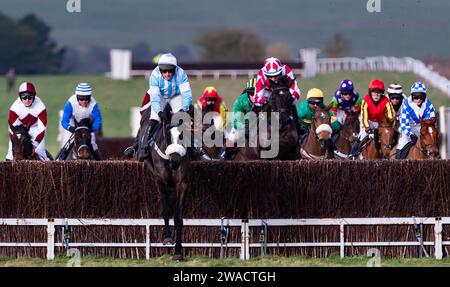 Action von Larkhill Racecourse, Wiltshire, Großbritannien, als der Larkhill Racing Club sein jährliches Punkt-zu-Punkt-Rennen am Silvesterabend 2023 veranstaltete. Stockfoto