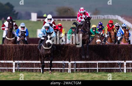 Action von Larkhill Racecourse, Wiltshire, Großbritannien, als der Larkhill Racing Club sein jährliches Punkt-zu-Punkt-Rennen am Silvesterabend 2023 veranstaltete. Stockfoto