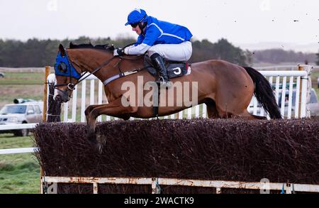 Action von Larkhill Racecourse, Wiltshire, Großbritannien, als der Larkhill Racing Club sein jährliches Punkt-zu-Punkt-Rennen am Silvesterabend 2023 veranstaltete. Stockfoto