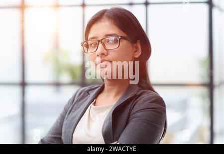 Erfolgreiche junge Unternehmerin, Inhaber eines kleinen Unternehmens, weibliche Büroangestellte Stockfoto