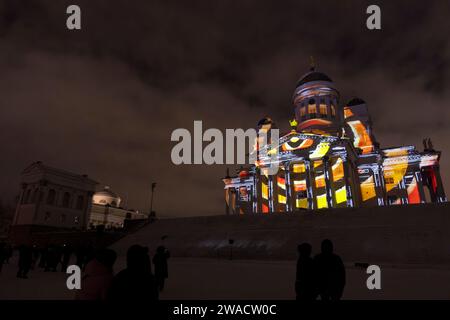 Helsinki, Finnland. Januar 2024. Die Kathedrale von Helsinki wird während des Lichtfestivals Lux Helsinki am 3. Januar 2024 in Helsinki, Finnland, beleuchtet. Lux Helsinki ist ein jährlich stattfindendes Festival der Lichtkunst, das Anfang Januar hier stattfindet. Quelle: Matti Matikainen/Xinhua/Alamy Live News Stockfoto