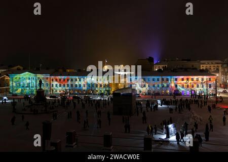 Helsinki, Finnland. Januar 2024. Die Gebäude auf dem Senatsplatz werden während des Lichtfestivals Lux Helsinki am 3. Januar 2024 in Helsinki, Finnland, beleuchtet. Lux Helsinki ist ein jährlich stattfindendes Festival der Lichtkunst, das Anfang Januar hier stattfindet. Quelle: Matti Matikainen/Xinhua/Alamy Live News Stockfoto