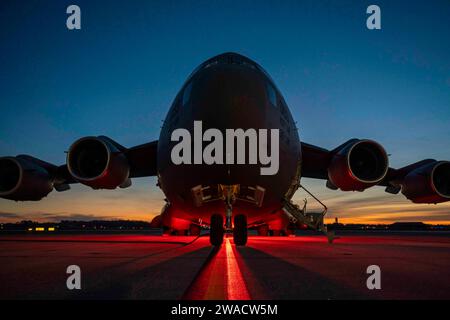 14. Dezember 2023: Joint Base Charleston, South Carolina, USA – Ein C-17 Globemaster III der 15th Airlift Squadron bereitet sich auf eine Mission in der Joint Base Charleston, South Carolina, vor. 14, 2023. Der 437th Airlift Wing führte einen Kompetenzsprung mit der 82nd Airborne Division durch, um die Servicefreiheit zu verbessern, die erforderlich ist, um die Missionsqualität aufrecht zu erhalten. (Foto: Emily Farnsworth) (Foto: © U.S. Air Force/ZUMA Press Wire) NUR REDAKTIONELLE VERWENDUNG! Nicht für kommerzielle ZWECKE! Stockfoto