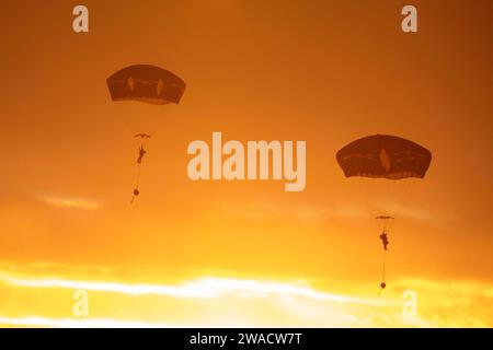 8. Dezember 2023 - Joint Base Elmendorf-Richardson, Alaska, USA - Fallschirmjäger der US-Armee mit dem 2. Infanterie-Brigade Combat Team (Airborne), 11. Airborne Division Arctic Angels fallen über die Malemute Drop Zone ab, nachdem sie von einem US-Marine Corps KC-130J Super Herkules während gemeinsamer Luftlandeoperationen in der Joint Base Elmendorf-Richardson, Alaska, Alaska, Dezember. 8, 2023. Marine Corps Piloten der Marine Aerial Refueler Transport Squadron (VMGR) 153 der Marine Corps Air Station Kaneohe Bay, Hawaii, und Army Fallschirmjäger führten das gemeinsame Lufterhaltungstraining durch, um die Einsatzbereitschaft zu gewährleisten Stockfoto