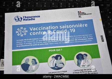 Marseille, Frankreich. Januar 2024. In dieser Abbildung ist eine Informationsbroschüre zur COVID-19-Impfkampagne auf einer Computertastatur zu sehen. Aufgrund des Anstiegs der COVID-19-Fälle ab Ende des Sommers wurde am 2. Oktober 2023 von der französischen Krankenversicherung eine Impfkampagne gegen COVID eingeleitet. (Credit Image: © Gerard Bottino/SOPA Images via ZUMA Press Wire) NUR REDAKTIONELLE VERWENDUNG! Nicht für kommerzielle ZWECKE! Stockfoto