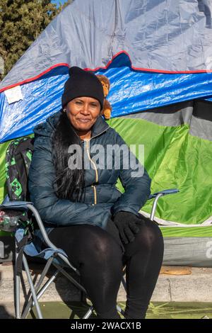 Denver, Colorado – Einwanderer, die überwiegend aus Venezuela stammen, leben in einem Zeltlager in der Nähe der Innenstadt von Denver. Die Stadt half 2023 etwa 35.000 Migranten mit foo Stockfoto
