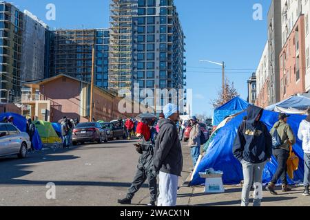 Denver, Colorado – Einwanderer, die überwiegend aus Venezuela stammen, leben in einem Zeltlager in der Nähe der Innenstadt von Denver. Die Stadt half 2023 etwa 35.000 Migranten mit foo Stockfoto