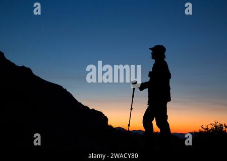 Wanderer bei Sonnenaufgang, Calico Mountains Wilderness, Black Rock Desert High Rock Canyon Emigrant Trails National Conservation Area, Nevada Stockfoto