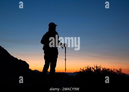 Wanderer bei Sonnenaufgang, Calico Mountains Wilderness, Black Rock Desert High Rock Canyon Emigrant Trails National Conservation Area, Nevada Stockfoto