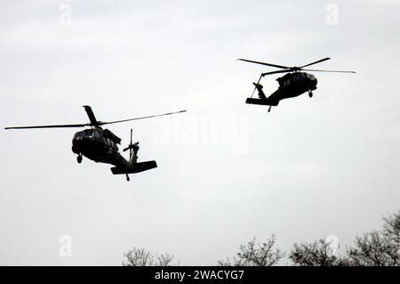 UH-60 Black Hawks, die von den Crews der Wisconsin National Guard betrieben werden, führen am 5. Mai 2023 in der Nähe des Medical Simulation Training Center in Fort McCoy, Wiss, durch. Die Operationen waren Teil einer medizinischen Übung namens Operation Ouija. Die Black Hawks führten simulierte Heck-to-Tail-Transfers mit C-130 Hercules-Flugzeugen aus dem 934. Airlift-Flügel der Luftwaffe Minnesota und dem 452. Air Mobility Wing der March Air Reserve Base, Kalifornien, durch Wisconsin UH-60 Black Hawk Crews trainieren das ganze Jahr über regelmäßig in Fort McCoy. (Foto der US Army von Scott T. Sturkol, Public Affairs Office, Fort MCC Stockfoto