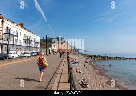 Sidmouth Stadt in Devon mit Blick auf die juraküste und Kieselstrand, blauer Himmel sonniger Tag, England, Großbritannien, 2023 Stockfoto