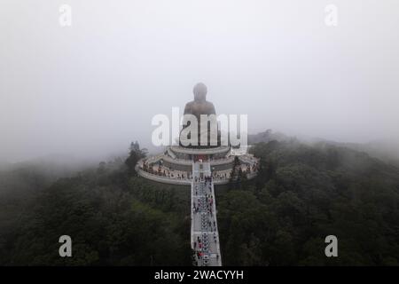 Ein Luftbild von Big Buddha auf Lantau Island, Hongkong an einem nebeligen Tag Stockfoto