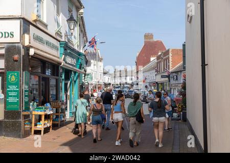 Sidmouth Stadtzentrum in Devon England, Küstenstadt mit Einkaufsmöglichkeiten und Touristen, die durch die Straßen des Stadtzentrums an Geschäften und Geschäften vorbeilaufen, England Stockfoto