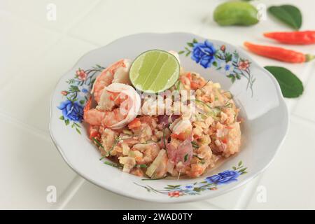 Garnelenwürzige Sauce mit Bilimbi Belimbing Wuluh, Chilli und Limette. Sambal Ganja ist ein spezielles Sauce Gericht aus Aceh, Indonesien Stockfoto