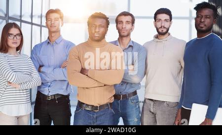 Porträt von Multi-Kulti-Office-Mitarbeiter stehen In der Lobby Stockfoto