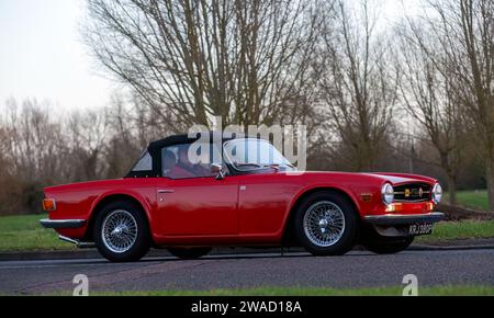 Stony Stratford, Großbritannien, 1. Januar 2024. Der rote Triumph TR6-Sportwagen aus dem Jahr 1975 kommt in Stony Stratford zum jährlichen Neujahrstag für Oldtimer und Oldtimer an Stockfoto