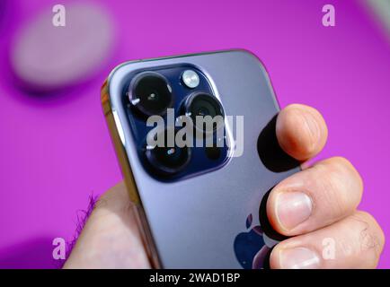 Paris, Frankreich - 29. September 2022: Paris, Frankreich - 29. September 2022: Nahaufnahme eines neuen iPhone 14 Pro, das in der Hand gehalten wird, mit seinem Aluminiumgehäuse aus Edelstahl und fortschrittlichen Foto- und Videoaufnahmefunktionen. Stockfoto