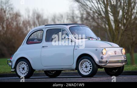 Stony Stratford, Großbritannien, 1. Januar 2024. 1966 weißes Fiat 500-Auto kommt bei Stony Stratford zur jährlichen festiva für Oldtimer und Oldtimer zum Neujahrstag an Stockfoto