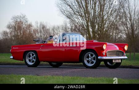 Stony Stratford, Großbritannien, 1. Januar 2024. 1955 rotes Ford Thunderbird Auto, das in Stony Stratford für den jährlichen Neujahrstag Oldtimer und Oldtimer f Stockfoto