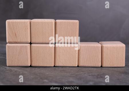 Internationale Organisation für Normung. Würfel mit der Abkürzung ISO 18001 auf einem grauen texturierten Tisch Stockfoto