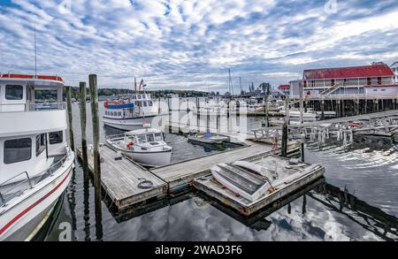 Small New England Harbor Town: Boothbay Harbor, ME, versammeln sich Boothbay Harbor, Boothbay Harbor, ME, unter dem bewölkten Oktoberhimmel Stockfoto